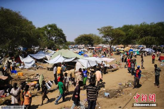 据外媒12月25日报道，南苏丹政府军与反政府武装的血腥冲突已持续超过一周，造成“史上最大人道主义危机之一”，传出种族屠杀暴行，并发现数处“乱坟堆”。暴力冲突可能已导致数千人死亡。与此同时，联合国安理会周二24日一致投票通过将联合国在南苏丹的维和士兵的数目增加近一倍，达到1.2万人。