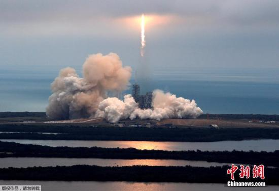 在经历去年9月的爆炸事故后，美国太空探索技术公司2月19日重启“太空物流”，从人类首次登月发射台成功发射“猎鹰9”火箭，将“龙”货运飞船送往国际空间站，并又一次实现“猎鹰9”火箭第一级陆地回收。
