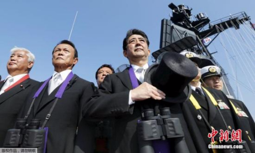 资料图：日本首相安倍晋三检阅自卫队。