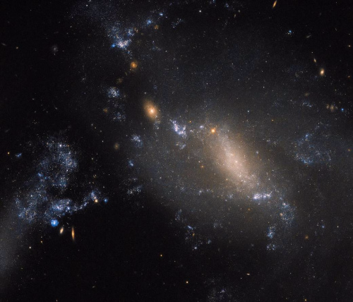 狮子座“星系二重奏”：两个“近邻”星系相互作用，形成了独特的形状。（图片来源：ESA/Hubble & NASA）