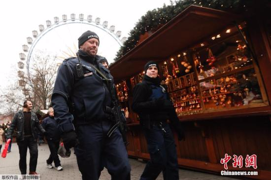 当地时间12月21日，德国柏林遭遇恐袭的圣诞市场重新开放，警察持冲锋枪加强安保巡逻。