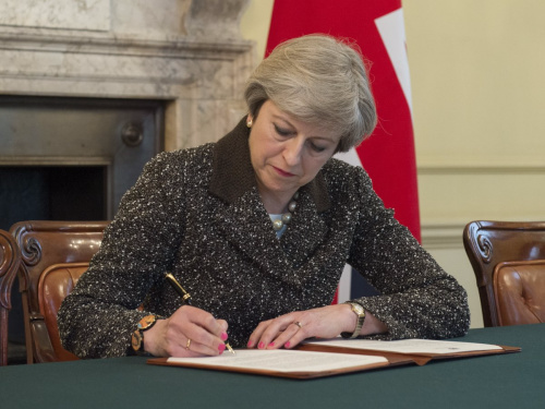 英国首相特蕾莎·梅正式签署“脱欧”信件。（图片来源：英国首相府官方“推特”账号）