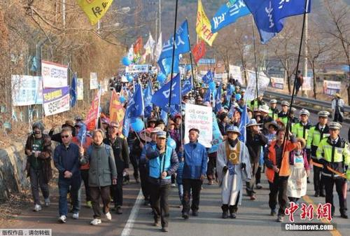 韩星州民众与警方对峙阻拦“萨德”施工用车入场