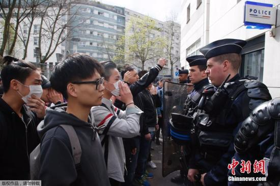 当地时间3月26日晚，居住在法国巴黎19区的青田籍华人男子被破门而入的执法警察开枪打死。法新社报道称，首都巴黎的亚裔社区因此事举行示威抗议活动，并演变成暴力冲突。法国警方28日表示，他们逮捕了35名示威者。图为当地时间28日，在法国巴黎的亚裔民众在巴黎警察局门外与法国防暴警察对峙。