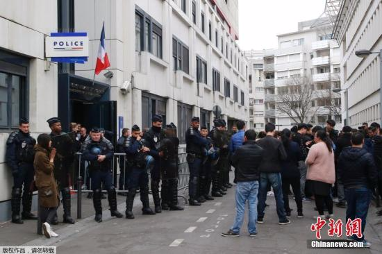 当地时间3月26日晚，居住在法国巴黎19区的青田籍华人男子被破门而入的执法警察开枪打死。法新社报道称，首都巴黎的亚裔社区因此事举行示威抗议活动，并演变成暴力冲突。法国警方28日表示，他们逮捕了35名示威者。图为当地时间28日，在法国巴黎的亚裔民众在巴黎警察局门外与法国防暴警察对峙。