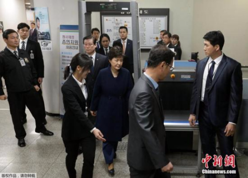 当地时间3月30日，朴槿惠以犯罪嫌疑人身份出庭接受拘捕令实质审查。