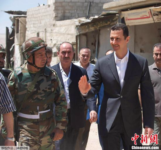 在叙利亚68周年建军节之际，总统巴沙尔•阿萨德在大马士革西南部视察了政府军队。