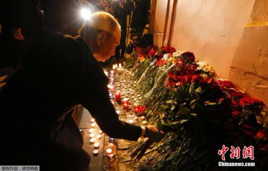 当地时间4月3日，正在圣彼得堡访问的俄罗斯总统普京，连夜前往发生列车爆炸的技术学院站献花，悼念爆炸中的遇难者。