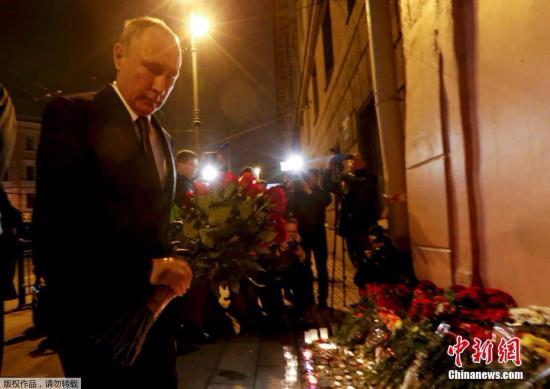 当地时间4月3日，正在圣彼得堡访问的俄罗斯总统普京，连夜前往发生列车爆炸的技术学院站献花，悼念爆炸中的遇难者。