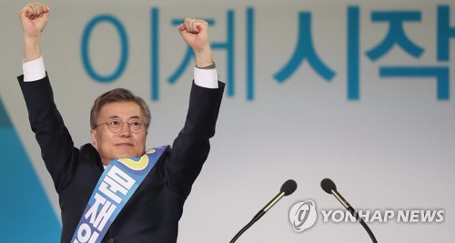 4月3日，在首尔高尺天空巨蛋，文在寅在赢得党内初选第4站后向支持者握拳示意。（图片来源：韩联社）