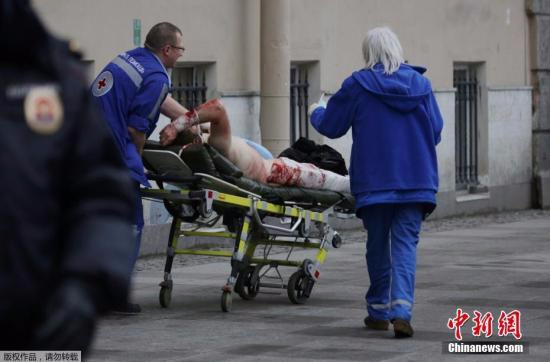 图为“先纳亚广场”地铁站爆炸事件的伤员被抬出。