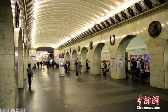 图为2012年6月16日““技术学院”地铁内景资料图片。