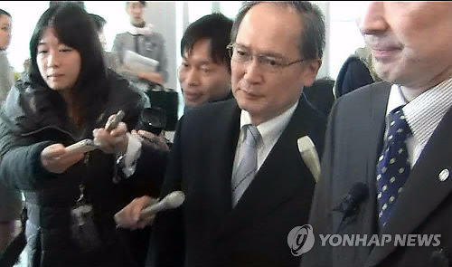 资料图片：1月9日，日本驻韩国大使长岭安政（右二）临时返回日本。(图片来源：韩联社)