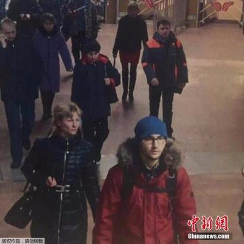 当地时间4月4日，俄罗斯电视台曝光了圣彼得堡地铁爆炸案嫌犯贾利洛夫的监控视频截图。图中贾利洛夫身着红色外套，在地铁站内行走。