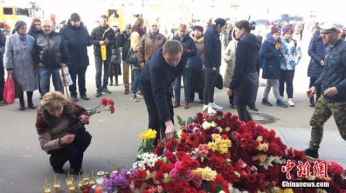 当地时间4月4日，俄罗斯圣彼得堡地铁“先那亚广场站”外，民众向爆炸遇难者献花致哀。