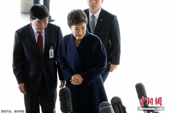资料图：韩国前总统朴槿惠被传唤，接受受贿、滥用职权等嫌疑调查。图为朴槿惠抵达检察厅。