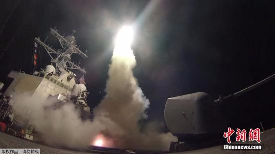 美军阿利·伯克级驱逐舰波特号对叙利亚空军基地发射导弹瞬间。