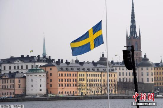 当地时间4月10日，瑞典开始为斯德哥尔摩恐袭遇难者举行为期三天的全国哀悼活动。当天，瑞典全境政府机关降半旗，各地民众集会默哀一分钟。
