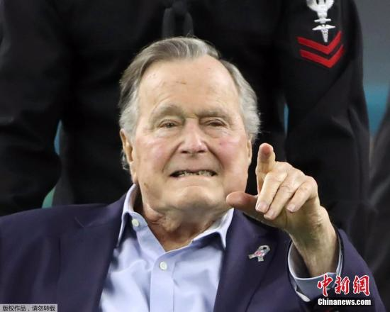 资料图：2月5日，美国国家橄榄球联盟年度冠军赛“超级碗”在休斯敦举行，美国在世最年长前总统老布什(George H. W. Bush)携妻子芭芭拉(Barbara Bush)亮相。