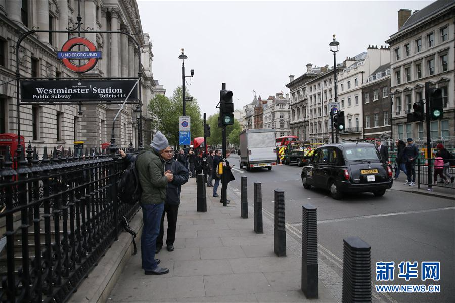 （国际）（1）英国警方在议会大厦附近逮捕一名持刀男子