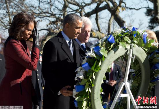 当地时间2013年11月20日，美国阿灵顿，美国总统奥巴马携夫人米歇尔与前总统克林顿和夫人希拉里缅怀美国前总统肯尼迪，并献上花圈。据悉，周五将是肯尼迪遇刺身亡50周年。