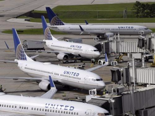 美联航几架客机停留在芝加哥奥海尔国际机场。(资料图)
