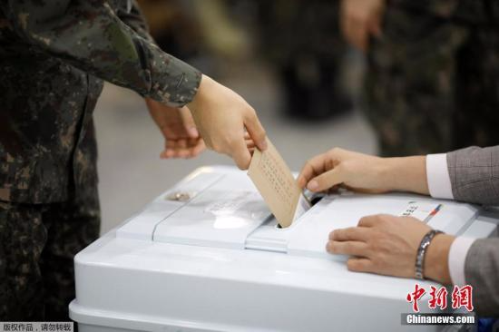 当地时间5月4日，第19届韩国总统选举缺席投票启动，选民们在机场、车站排长队等候参加缺席投票。