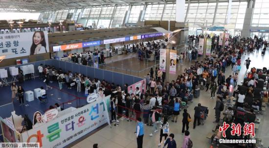 当地时间5月4日，第19届韩国总统选举缺席投票启动，选民们在机场、车站排长队等候参加缺席投票。
