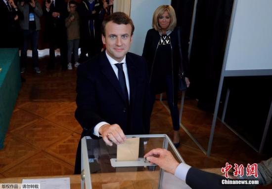 当地时间2017年5月7日，法国总统选举第二轮投票展开，多地民众参加投票。投票结果将决定法兰西第五共和国第八位总统的人选。图为总统候选人马克龙在投票点进行投票。