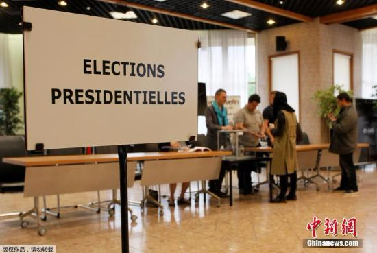 当地时间2017年5月7日，法国总统选举第二轮投票展开，多地民众参加投票。投票结果将决定法兰西第五共和国第八位总统的人选。图为沃昂夫兰民众进行投票。