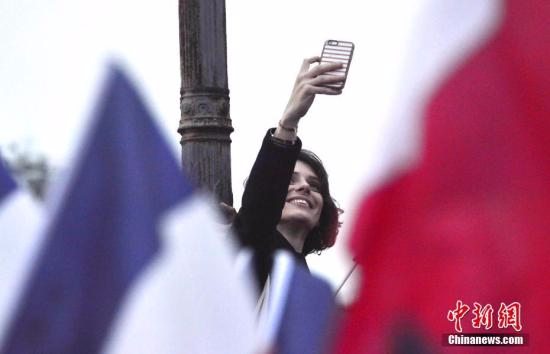 巴黎时间5月7日晚，法国总统选举第二轮投票初步计票结果显示，中间派独立候选人、“前进”运动领导人埃马纽埃尔·马克龙以大幅优势击败极右翼政党“国民阵线”候选人马丽娜·勒庞。年仅39岁的马克龙由此成为法国史上最年轻的总统，也成为世界上最年轻的大国领导人。图为马克龙的支持者在庆祝胜选的集会上自拍。 <span target='_blank' href='http://www.chinanews.com/'></div>中新社</span>记者 龙剑武 摄
