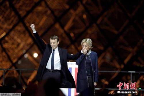 巴黎时间5月7日晚，法国总统选举第二轮投票初步计票结果显示，中间派独立候选人、“前进”运动领导人埃马纽埃尔·马克龙以大幅优势击败极右翼政党“国民阵线”候选人马丽娜·勒庞。
