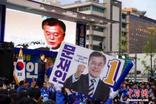 4月17日，韩国最大在野党共同民主党总统候选人文在寅(图中)在首尔光化门广场参加竞选造势活动。