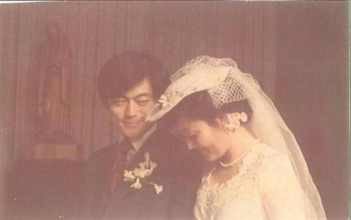 文在寅和金正淑的婚纱照。 图片来源：韩联社