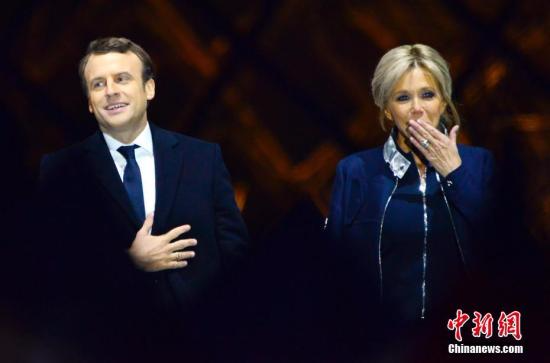 马克龙和妻子布丽吉特在巴黎卢浮宫前举行的庆祝胜选集会上。 <a target='_blank' href='http://www.chinanews.com/'></table>中新社</a>记者 龙剑武 摄