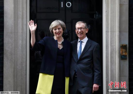 当地时间7月13日，英国新首相特蕾莎·梅与丈夫菲利普正式入主唐宁街10号，同时，她任命的新内阁核心成员也都悉数露面。图为特蕾莎夫妇。