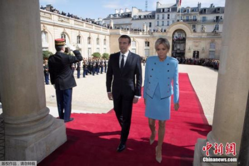 5月14日，在法国巴黎爱丽舍宫，当选总统马克龙与夫人布丽吉特·特罗尼厄在权力交接后步入爱丽舍宫。