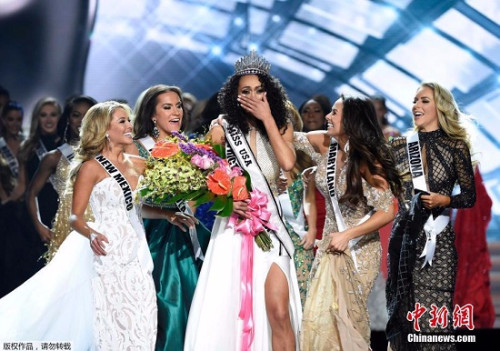 当地时间5月14日，美国拉斯维加斯，2017年度美国小姐总决赛，最终华盛顿特区小姐麦卡洛夺冠，现场激动落泪。