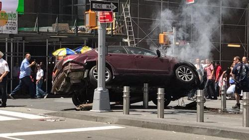 纽约时报广场发生汽车撞人事件致1死22伤