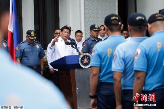 当地时间2017年2月7日，菲律宾马尼拉，杜特尔特在总统府马拉坎南宫发表对警察讲话。超过200名警察涉嫌卷入不同形式的犯罪，像是勒索和打劫，杜特尔特称他将给这些警察15天的时间，选择辞职或是调往菲律宾南部棉兰老岛。