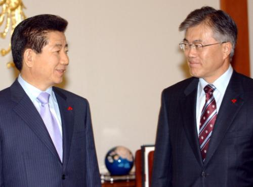 资料图片：卢武铉(左)与文在寅。