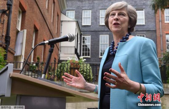当地时间2016年7月14日，英国伦敦，英国首相特蕾莎·梅在府邸花园中举办警察勇敢奖招待会。当日，“时尚女教主”梅姨选择了蓝色系套装，配上曾出镜过的蓝色项链。