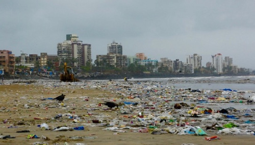 过去堆满垃圾的维索瓦海滩。图片来源：联合国环境署