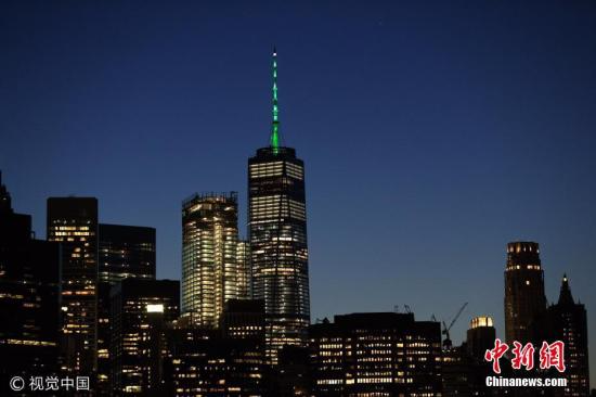 当地时间6月1日，美国纽约世界贸易中心一号大楼楼顶亮起绿色灯光，作为对特朗普决定退出《巴黎协定》的抗议。
