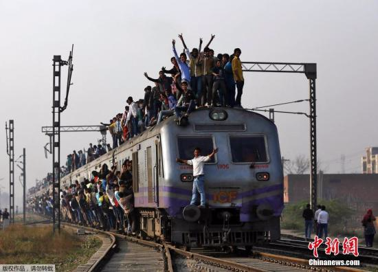 印度新德里郊外拥挤不堪的客运列车。