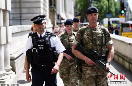 特雷莎·梅说，将恐怖主义威胁等级提高至最高级，意味着英国政府将最多安排5000名武装士兵，在议会、政府、火车站等重点区域支援警察部队，在警察的指挥下进行巡逻。