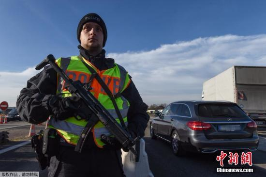当地时间2016年12月22日，法国Ottmarsheim，德国警察在德法边境检查过往车辆。德国对卡车恐袭疑犯发出全欧范围通缉令，悬赏10万欧元。