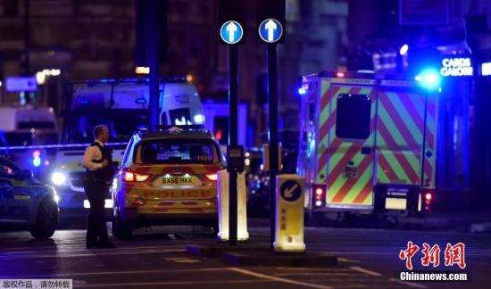 当地时间6月3日，英国伦敦相继发生三起袭击事件，导致至少一人死亡，多人受伤。警方确认，前两起事件为恐怖袭击，第三起袭击事件与前两起恐袭无关。图为英国警方封锁伦敦桥上的恐袭现场。