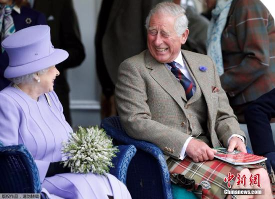 好心态王子查尔斯 人生在世，还有什么事情比开心更重要，查尔斯王子用自己举了一个最恰当的例子。作为英国王位第一继承人，同时也是英国历史上等待王位最久的王储。登不登上王位到了这个年龄也是不重要了，虽然2008年，82岁的女王已经改变了“永不退位”的承诺，计划在2013年自己87岁时正式退位，从而将王位传给查尔斯，但至今伊丽莎白二世也未退位。呐，开心最重要，别的都是身外之物了。