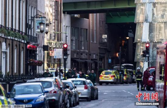 当地时间6月3日，英国伦敦相继发生三起袭击事件，导致至少一人死亡，多人受伤。警方确认，前两起事件为恐怖袭击，第三起袭击事件与前两起恐袭无关。图为军警封锁了遭遇恐袭的巴罗集市。